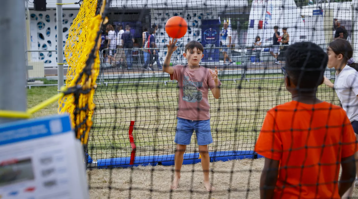 Un enfant jouant au Home Ball le 29 août