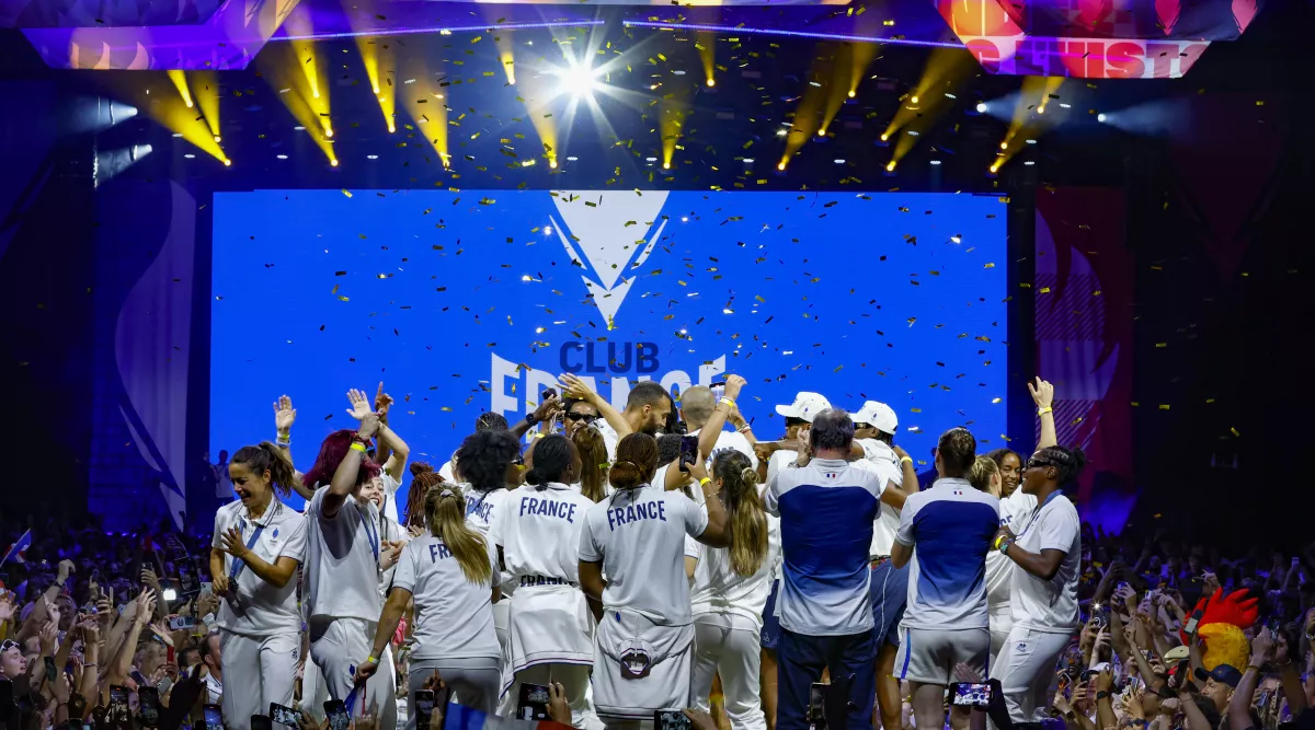 L'équipe de France de handball féminin célèbre sa médaille au Club France