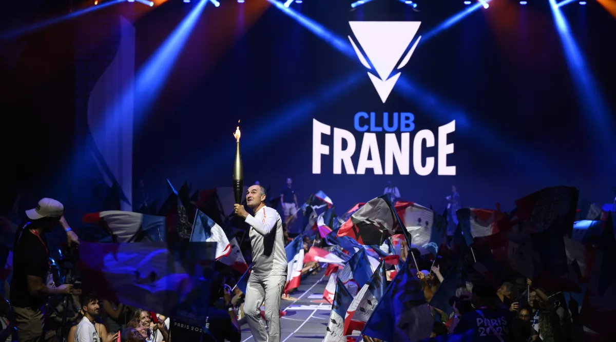 Jean Minier avec la flamme paralympique au Club France le 28 août