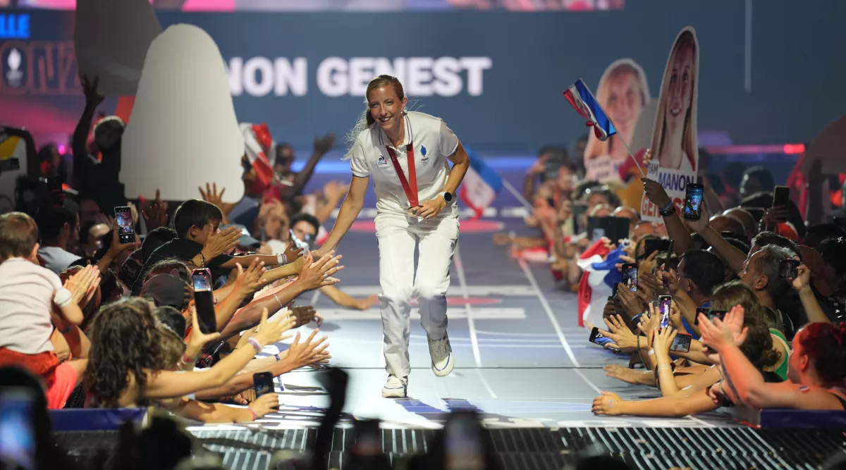 Manon Genest en communion avec le public du Club France 