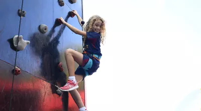 Jeune fille faisant de l'escalade. 