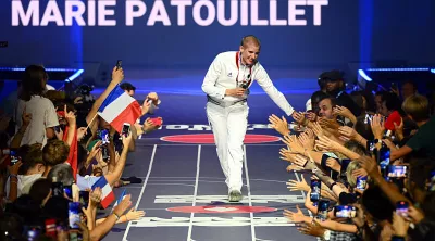 Marie Patouillet célèbre sa médaille d'argent au Club France