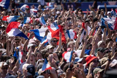 Photo de la foule présente au Club France aux abords de la scène extérieure