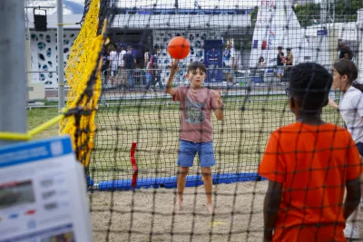 Un enfant jouant au Home Ball le 29 août