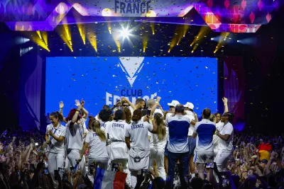 L'équipe de France de handball féminin célèbre sa médaille au Club France