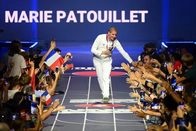 Marie Patouillet célèbre sa médaille d'argent au Club France