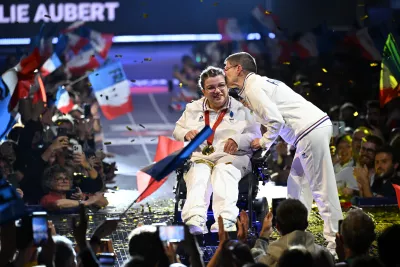 Aurélie Aubert et Claudine Llop sur la scène du Club France